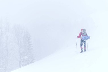 Hiking kış. Dağlarda kar ayakkabıları bir sırt çantası ve çadır hiking kış.