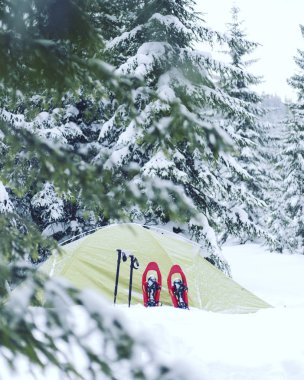 Hiking kış. Dağlarda kar ayakkabıları bir sırt çantası ve çadır hiking kış.