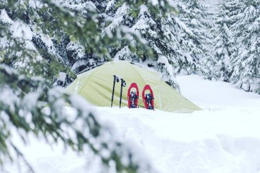 Hiking kış. Dağlarda kar ayakkabıları bir sırt çantası ve çadır hiking kış.