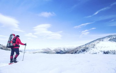 Hiking kış. Dağlarda kar ayakkabıları bir sırt çantası ve çadır hiking kış.