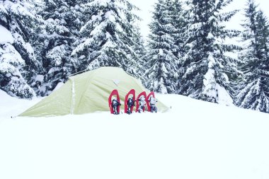 Hiking kış. Dağlarda kar ayakkabıları bir sırt çantası ve çadır hiking kış.