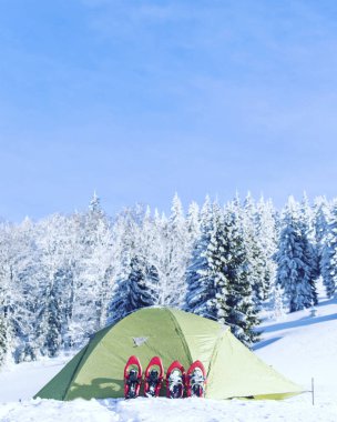 Hiking kış. Dağlarda kar ayakkabıları bir sırt çantası ve çadır hiking kış.