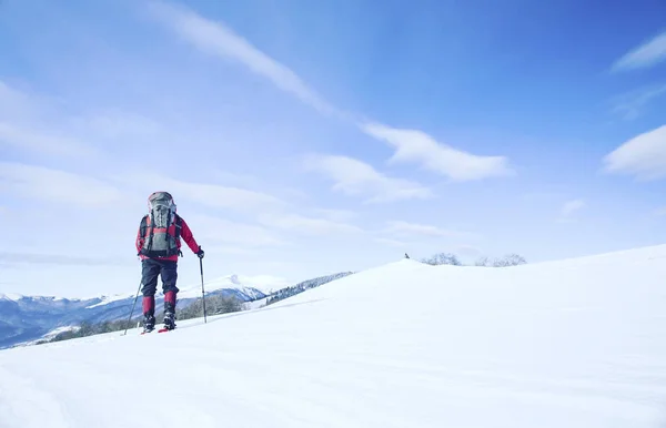 Winter hiking.Winter hiking in the mountains on snowshoes with a backpack and tent. — Stock Photo, Image