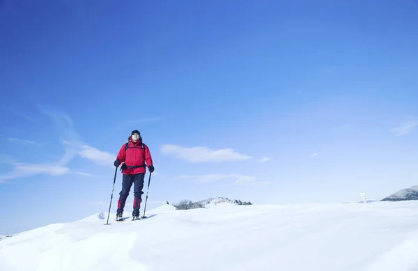 Caminhadas de inverno.Caminhadas de inverno nas montanhas em sapatos de neve com mochila e tenda . — Fotografia de Stock