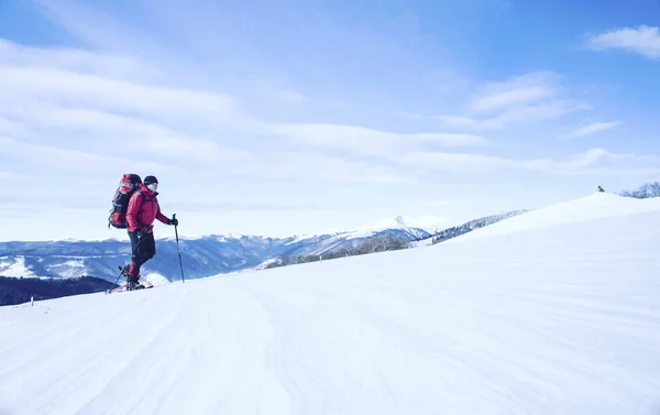 Caminhadas de inverno.Caminhadas de inverno nas montanhas em sapatos de neve com mochila e tenda . — Fotografia de Stock