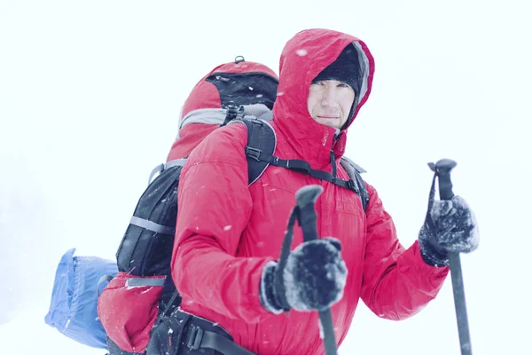 겨울 하이킹. 겨울 산에 하이킹 배낭과 텐트와 함께 풀어요. — 스톡 사진