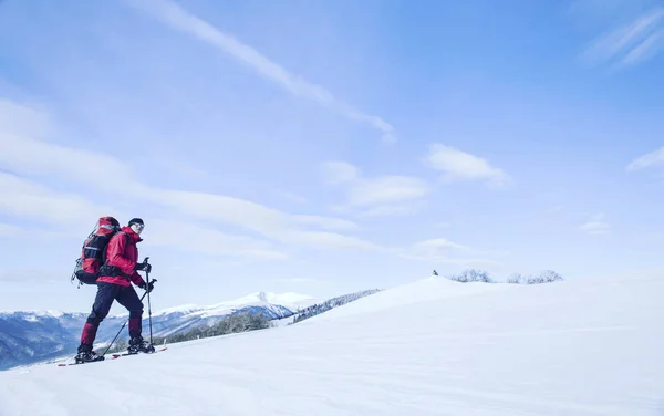 Hiking kış. Dağlarda kar ayakkabıları bir sırt çantası ve çadır hiking kış. — Stok fotoğraf