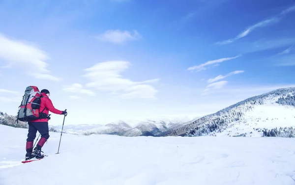 Зимние походы. Зимние походы в горы на снегоступах с рюкзаком и палаткой . — стоковое фото