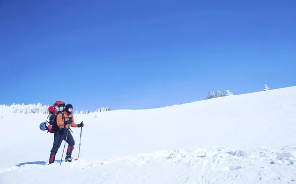 शीतकालीन लंबी पैदल यात्रा. एक बैकपैक और तम्बू के साथ हिमस्खलन पर पहाड़ों में शीतकालीन hiking . — स्टॉक फ़ोटो, इमेज