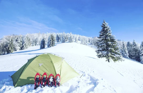 Winter hiking.Winter hiking in the mountains on snowshoes with a backpack and tent. — Stock Photo, Image