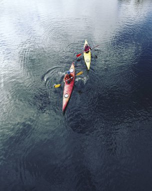 Kayak.A çift Hilal Lake olimpik Park, ABD üzerinde Kayak