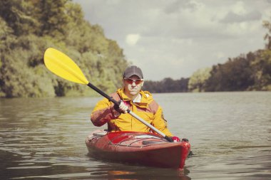 Kayak.A çift Hilal Lake olimpik Park, ABD üzerinde Kayak