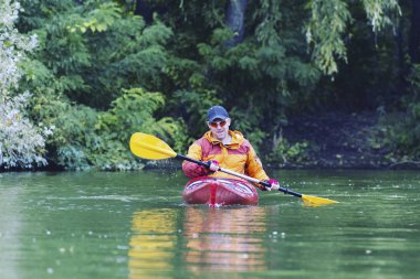 Kayak.A çift Hilal Lake olimpik Park, ABD üzerinde Kayak