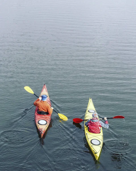 Ζευγάρι Kayak.A καγιάκ στη λίμνη Crescent στο Ολυμπιακό Πάρκο, ΗΠΑ — Φωτογραφία Αρχείου