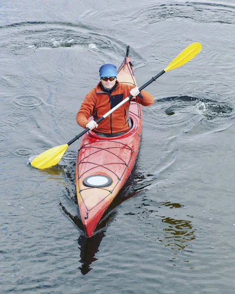 Kayak.A pár na kajaku na jezeře Crescent v olympijském parku v Usa — Stock fotografie