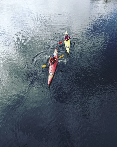 Caiaque. Um casal de caiaque em Crescent Lake no Parque Olímpico, EUA — Fotografia de Stock