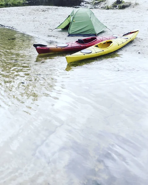 Kayak.A 夫妇在奥林匹克公园，美国的新月形湖上划艇 — 图库照片