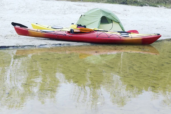 Caiaque. Um casal de caiaque em Crescent Lake no Parque Olímpico, EUA — Fotografia de Stock