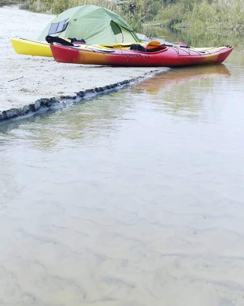 Caiaque. Um casal de caiaque em Crescent Lake no Parque Olímpico, EUA — Fotografia de Stock