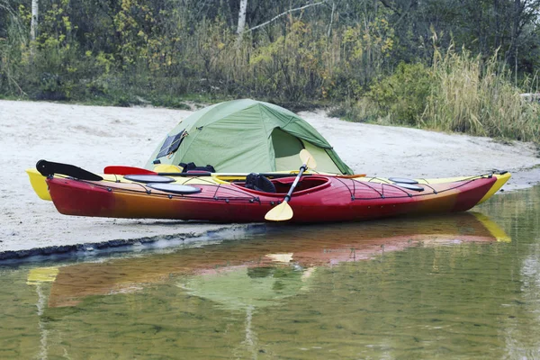 Kayak.A pár na kajaku na jezeře Crescent v olympijském parku v Usa — Stock fotografie