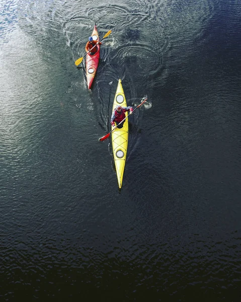 Kayak.A pár na kajaku na jezeře Crescent v olympijském parku v Usa — Stock fotografie