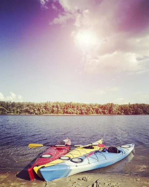 Kayak.A couple kayaking on Crescent Lake in Olympic Park, Estados Unidos — Foto de Stock