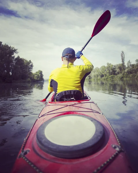 Kayak.A pár na kajaku na jezeře Crescent v olympijském parku v Usa — Stock fotografie