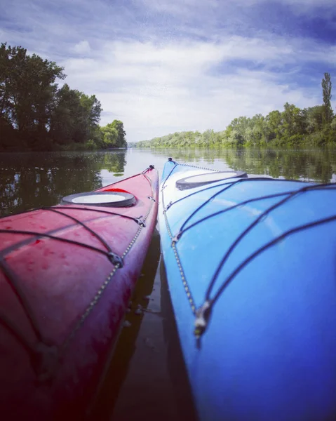 Kayak.A пара Каякинг на озері Півмісяця в Олімпійському парку, США — стокове фото