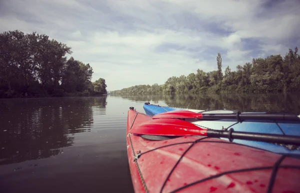 Kayak.A пара Каякинг на озері Півмісяця в Олімпійському парку, США — стокове фото