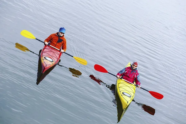 Kayak.A couple kayak sur le lac Crescent dans Olympic Park, États-Unis — Photo