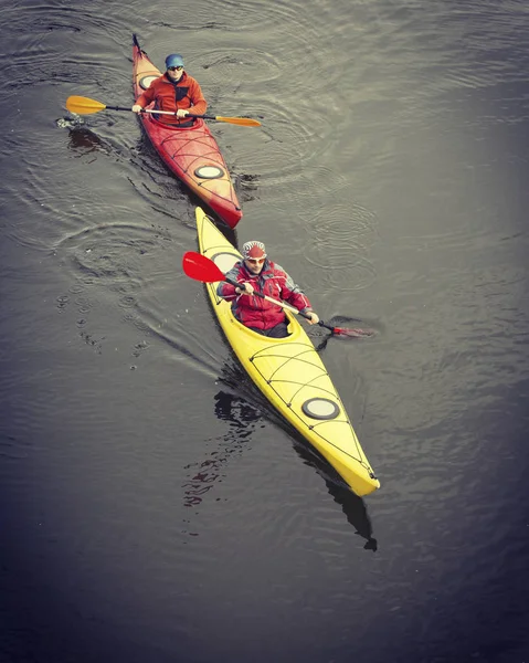 Kayak.A pár na kajaku na jezeře Crescent v olympijském parku v Usa — Stock fotografie
