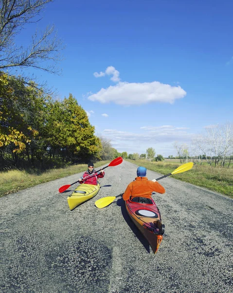 올림픽 공원, 미국에 초승달 호수에서 카약을 Kayak.A 커플 — 스톡 사진