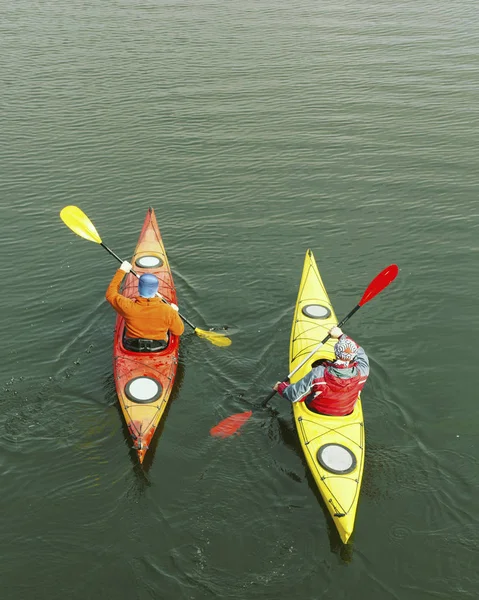 Kayak.A couple kayaking on Crescent Lake in Olympic Park, Estados Unidos — Foto de Stock