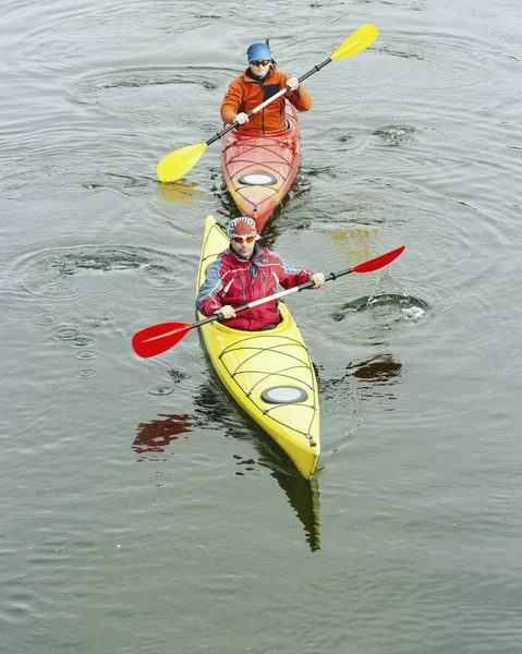 Kayak.A par kajakpaddling på Crescent sjön i Olympic Park, Usa — Stockfoto