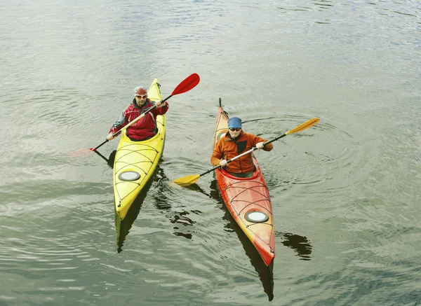 Каяк.Пара на байдарках по озеру Кресцент в Олимпийском парке, США — стоковое фото