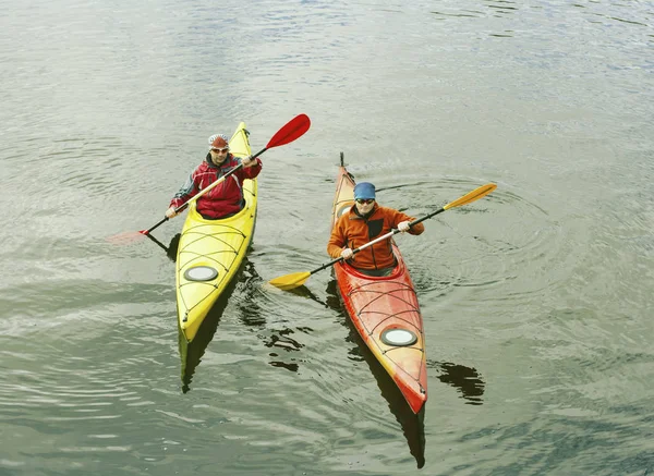 Kayak.A pár na kajaku na jezeře Crescent v olympijském parku v Usa — Stock fotografie