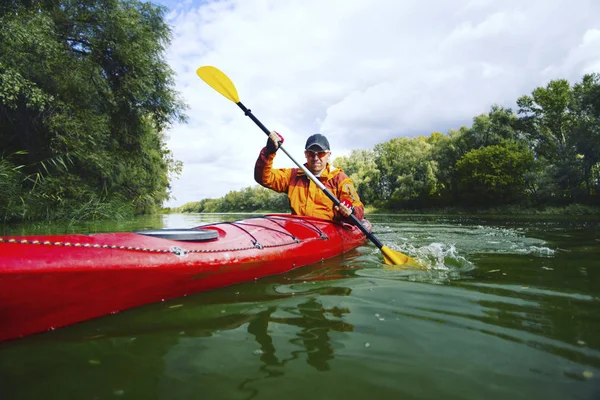 Kayak.A pár na kajaku na jezeře Crescent v olympijském parku v Usa — Stock fotografie