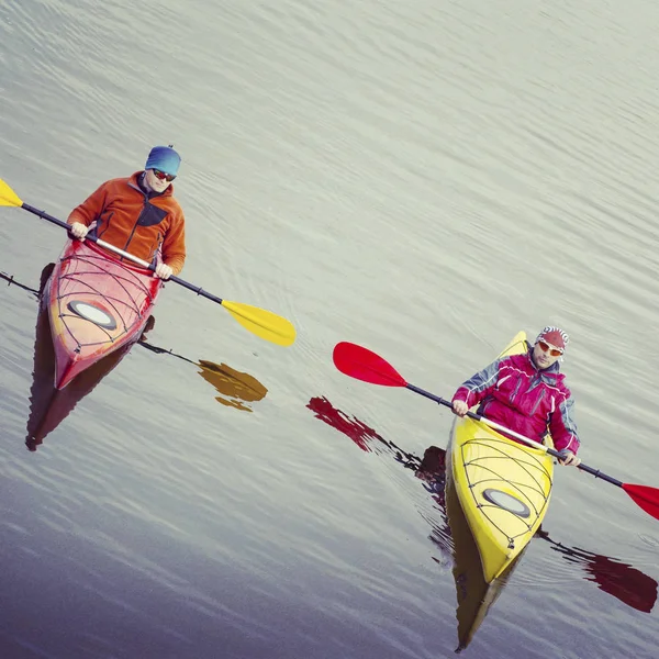 Kayak.A couple kayak sur le lac Crescent dans Olympic Park, États-Unis — Photo