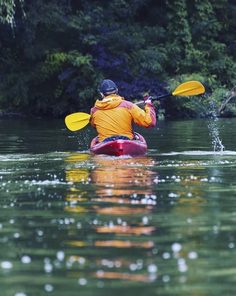 Kayak.A 夫妇在奥林匹克公园，美国的新月形湖上划艇 — 图库照片