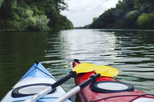 Kayak.A 夫妇在奥林匹克公园，美国的新月形湖上划艇 — 图库照片