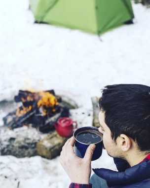 Yemek kahvaltı. Yemek kahvaltı bir çadır kampında bir yanıyor.