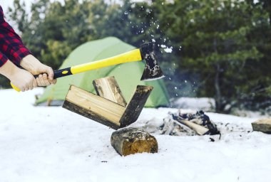 Yemek kahvaltı. Yemek kahvaltı bir çadır kampında bir yanıyor.