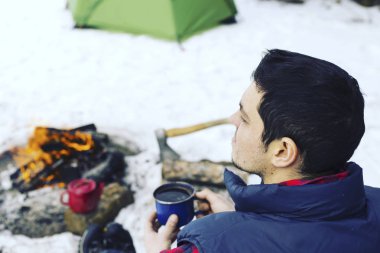 Yemek kahvaltı. Yemek kahvaltı bir çadır kampında bir yanıyor.