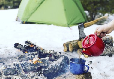 Yemek kahvaltı. Yemek kahvaltı bir çadır kampında bir yanıyor.