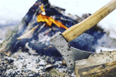 Yemek kahvaltı. Yemek kahvaltı bir çadır kampında bir yanıyor.