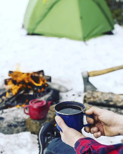 Gotowania śniadanie. Gotowania śniadanie na ogień w obozie namiot. — Zdjęcie stockowe