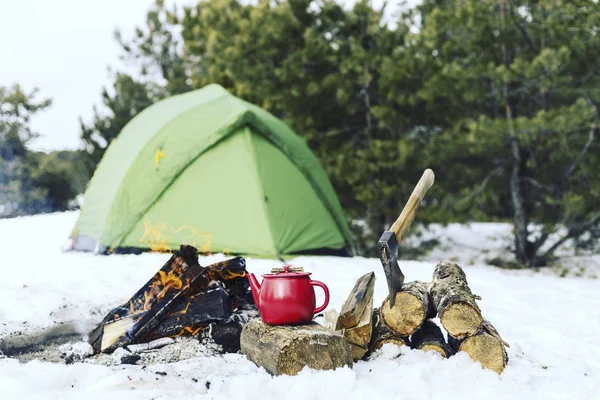 Gotowania śniadanie. Gotowania śniadanie na ogień w obozie namiot. — Zdjęcie stockowe
