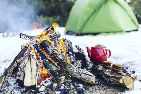 Cuisiner le petit déjeuner. Cuisiner le petit déjeuner sur un feu dans un camp de tente. . — Photo