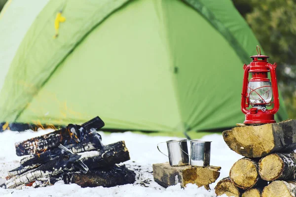 Cooking breakfast.Cooking breakfast on a fire in a tent camp. — Stock Photo, Image