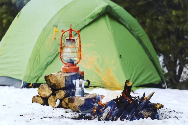 Cuisiner le petit déjeuner. Cuisiner le petit déjeuner sur un feu dans un camp de tente. . — Photo